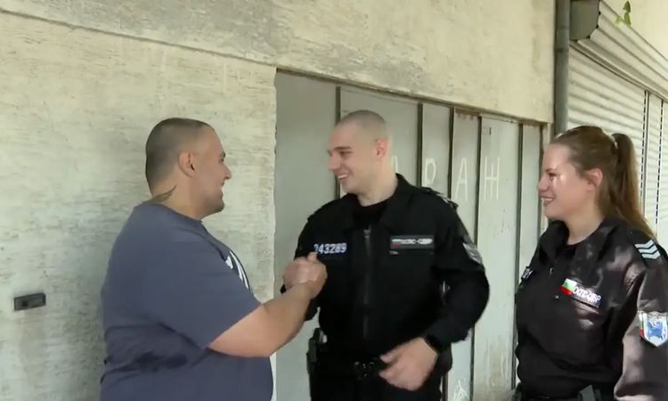 Полицаи не глобиха шофьор за каране на аварийни, а го ескортираха