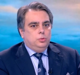 Асен Василев за бюджета: Така се бори „олигархията“ на пенсионерите, работещите и майките с деца